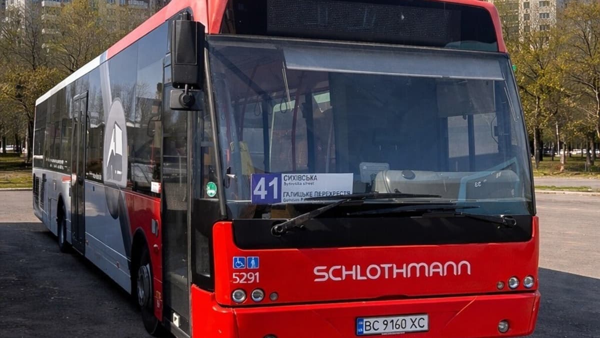 У Львові на один із маршрутів виїхав 12-метровий низькопідлоговий автобус