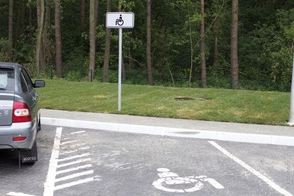 В Києві муніципальним інспекторам хочуть дозволити штрафувати за паркування на місцях для людей з інвалідністю