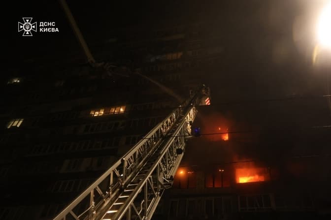 Унаслідок атаки дронів у Києві сталася пожежа у 17-поверхівці: 12 постраждалих