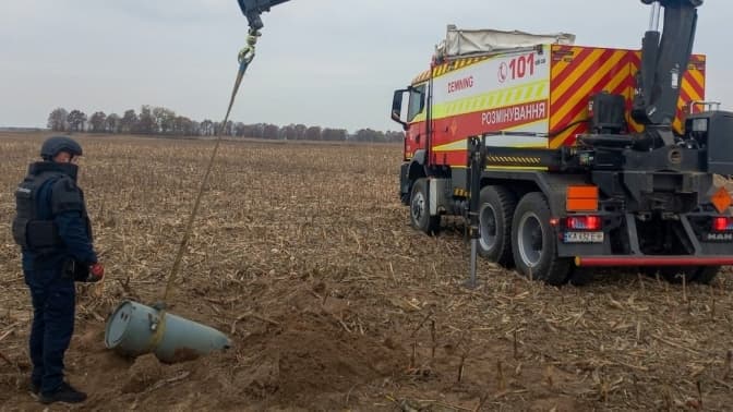 Посеред поля на Київщині знайшли бойову частину ракети Х-101