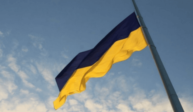 Головний прапор України в Києві зняли для ремонту флагштока