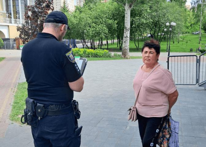 Поліція присоромила киянку, яка викопувала квіти з клумби в парку
