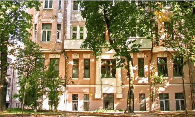 Мешканці будинку у центрі Києва занепокоєні облаштуванням інклюзивного скверу біля нього