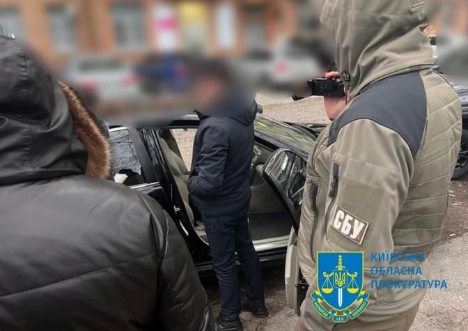 В Києві затримали податківця, який вимагав «данину» від власника АЗС