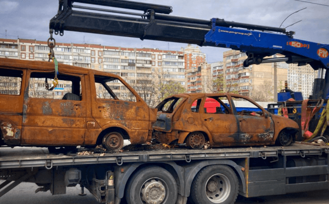 В Києві вже прибрали понад 100 занедбаних і знищених автомобілів