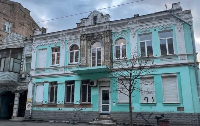 На Подолі на пам'ятці архітектури прибрали скління балкона, що спотворювало фасад