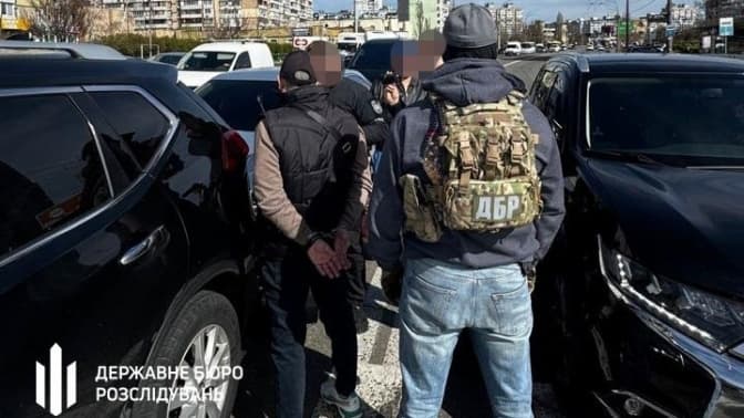 По 500 доларів з торгової точки щомісяця. ДБР затримало посадовця Деснянської РДА