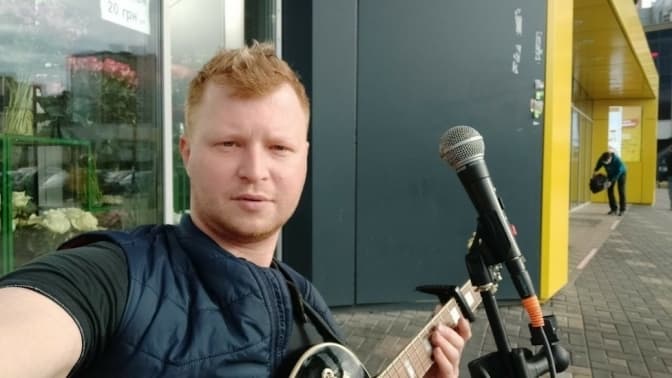 Вуличний музикант, якому погрожували за відмову виконувати російську пісню, зустрівся з кривдником та прийняв вибачення