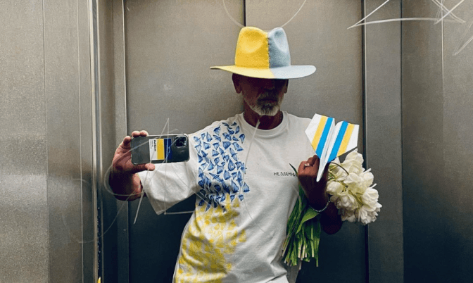 У Київ приїхав німецький дизайнер Френк Вільде, який фотографується в ліфті на підтримку України