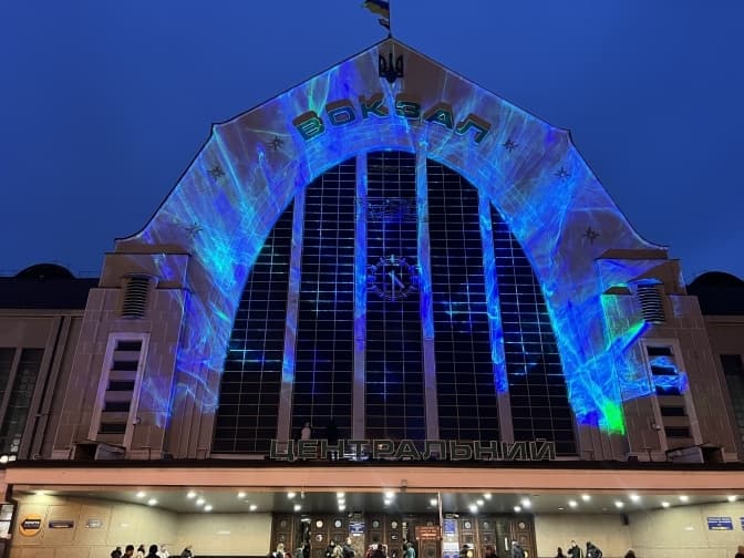 На фасаді київського вокзалу з’явиться світлова інсталяція "Поділись світлом"