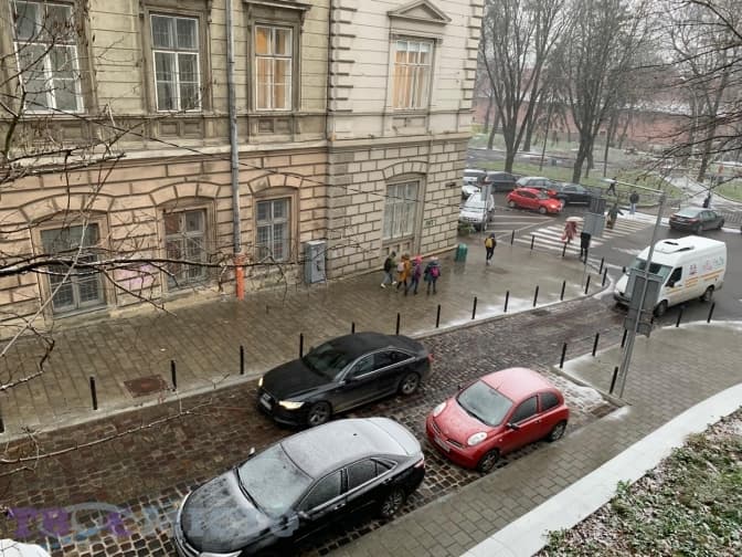 У Львові падає перший сніг. Фото дня