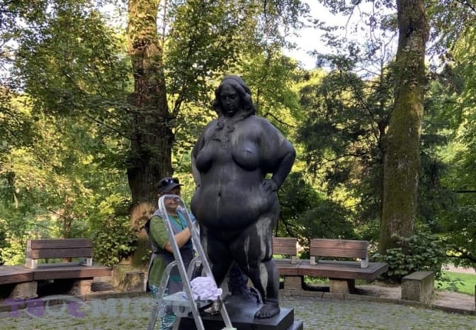 У Стрийському парку відновлюють скульптуру, яку пошкодили вандали