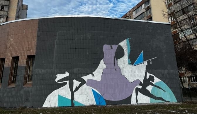 Авторка скандального муралу з поцілунком знову малює стінопис на Виноградарі