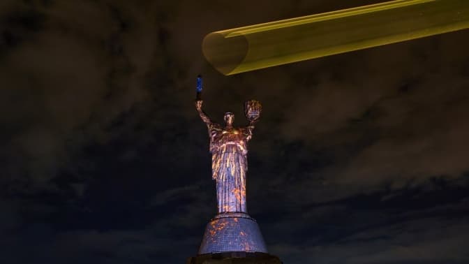 У Києві “Батьківщину-матір” прикрасили лазерно-світловою інсталяцією “Сила цінностей”