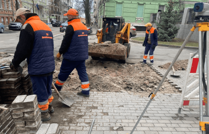 У Шевченківському районі занижують бордюри на переходах