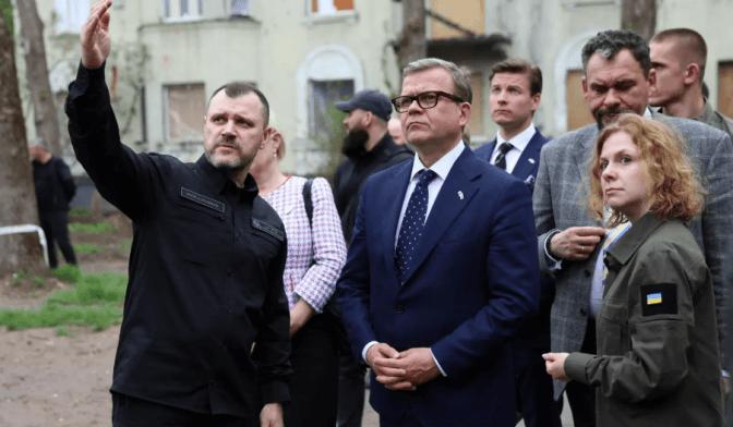 Прем'єр Фінляндії відвідав місце ракетного удару РФ на Святошині