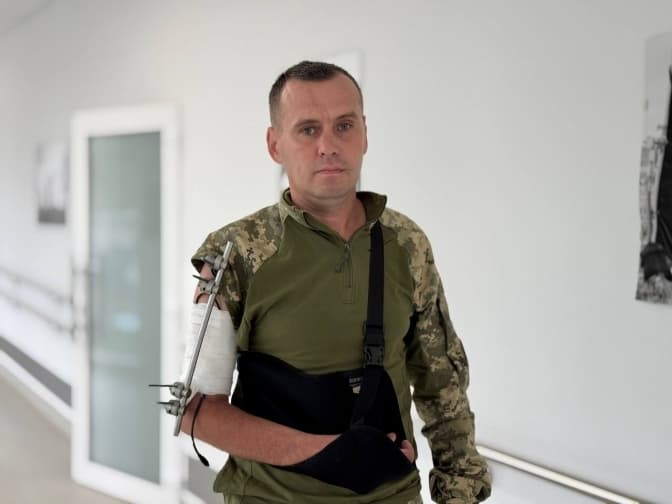 Вижив після атаки дрона. У Львові захиснику відновлюють руку з допомогою спеціального апарата
