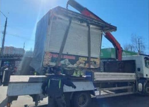На десяти вулицях Києва демонтували низку незаконних МАФів