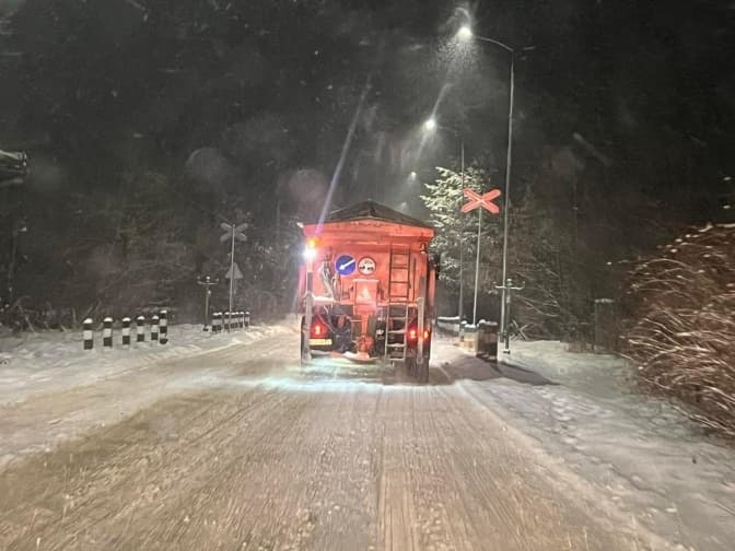 У Львові через сніг і ожеледицю ускладнений рух: у місті повідомили про роботу спецтехніки