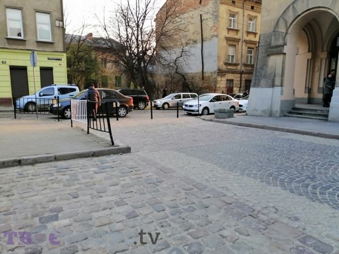 Перед ляльковим театром у Львові ліквідували хаотичну парковку