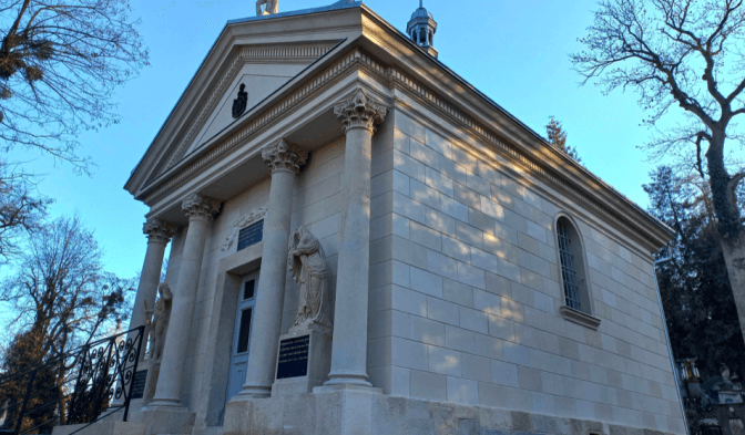 На Личаківському цвинтарі відреставрували найдавнішу каплицю. Фото