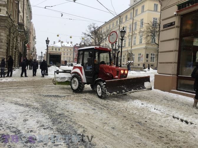 Львів'ян просять паркуватись правильно, щоб не заважати чистити дороги від снігу