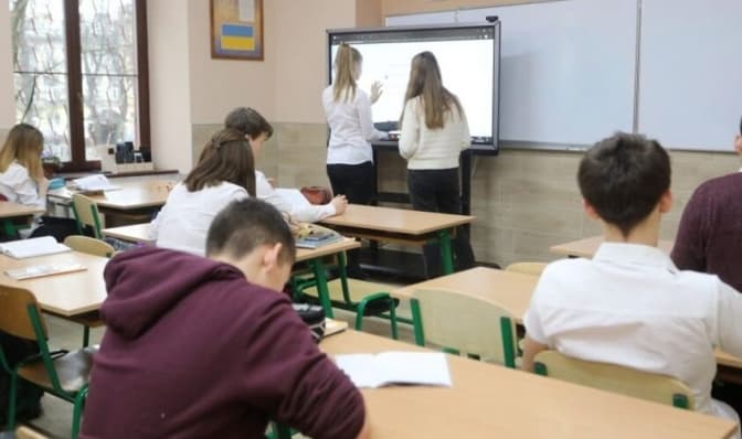 Кількість хворих учнів у Львові зменшується. Школи працюють у звичному режимі