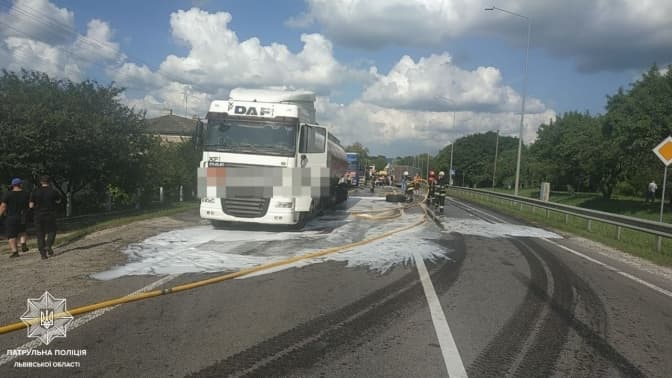 На Львівщині зіштовхнувся бензовоз та вантажівка. Рух перекритий
