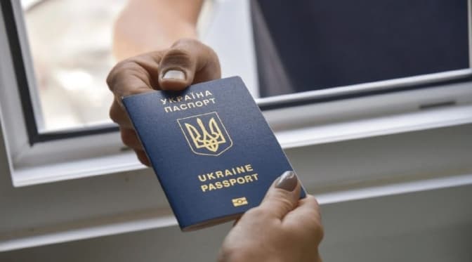 Кабмін змінив правила виїзду для культурних діячів та медійників. Що відомо