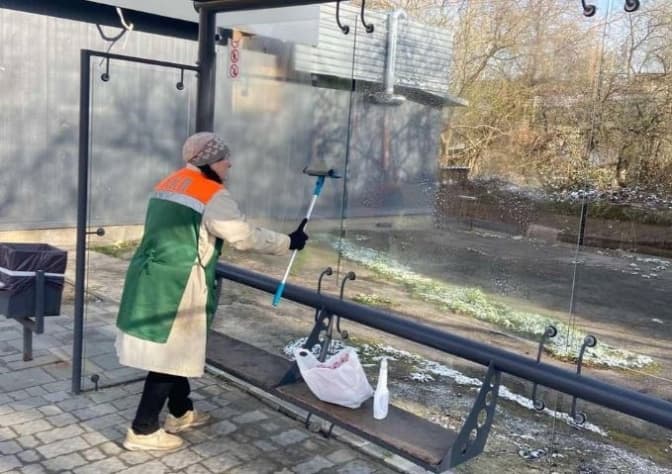 У Львові та громадах миють зупинки перед Великоднем
