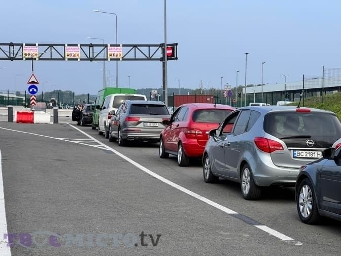 Пропуск автомобілів через «Краківець» тимчасово призупинено