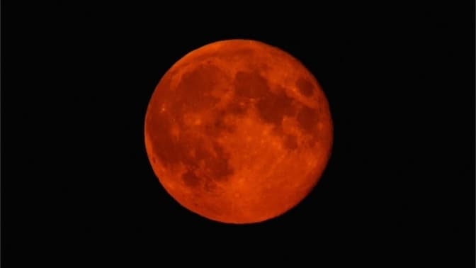 Завтра в Україні можна буде спостерігати повне місячне затемнення. Коли саме