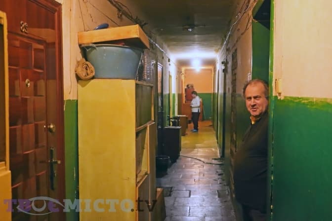 «Сліпі не можуть жити серед сліпих». Репортаж з аварійного будинку для незрячих