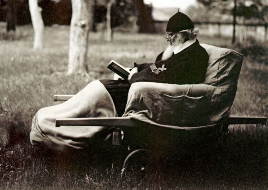 фото: ЦДІАЛ. Митрополит Андрей у митрополичому саду поруч з Собором св. Юра у Львові, 1937 рік