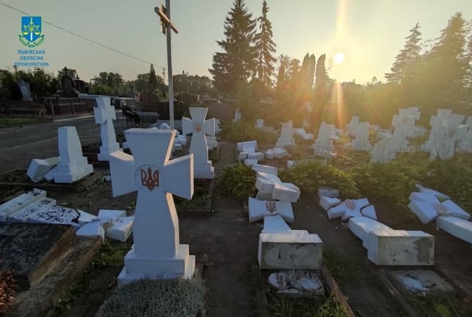 На Львівщині чоловіка засудили до 9 років за руйнування могил Січових Стрільців