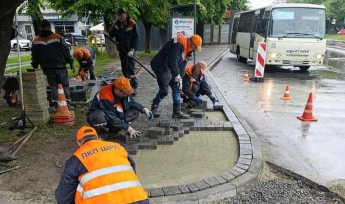 У Львові ще одну зупинку зроблять доступною: наразі ремонтують тротуар