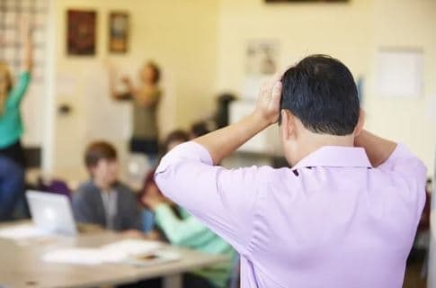 «Треба вас на фронт, може, зд*хнете швидше». У Львові розслідують образи учнів вчителем