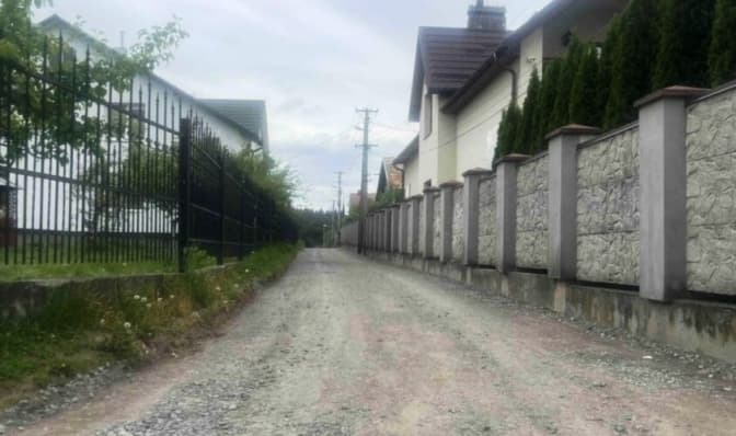 У селі біля Львова ремонтують дороги