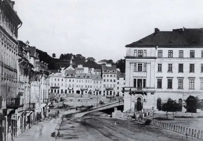 Площа Краківська (Ярослава Осмомисла). Вид з площі Голуховського (Торгової). Фото до 1876 року.