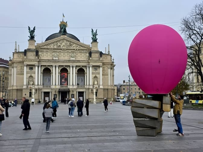 Перед Оперним у Львові встановили «бульбашку»
