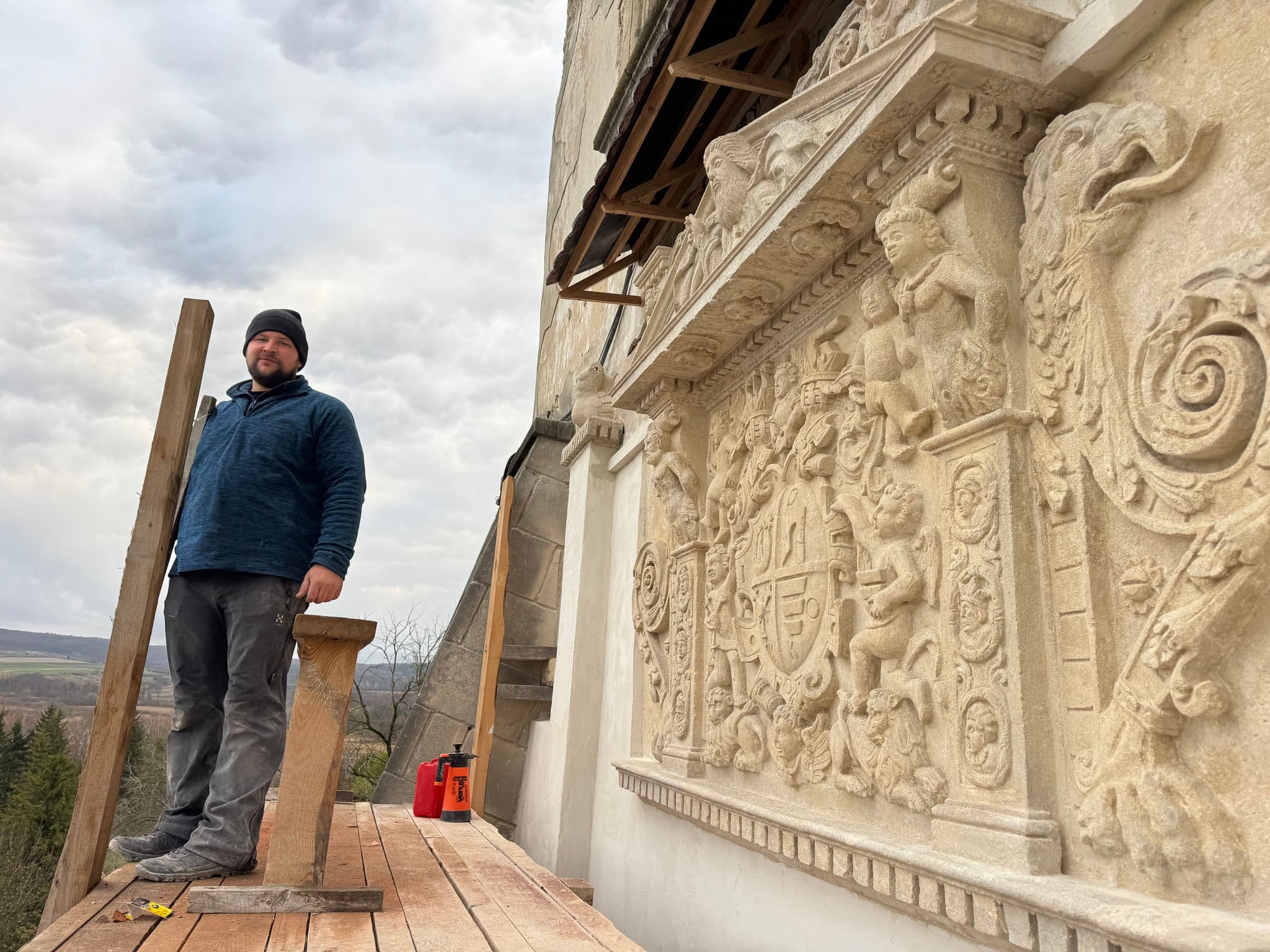 Реставрація різьблення головної брами Олеського замку / Фото: Анна Кудзя