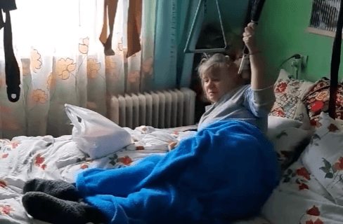 Львів’ян просять допомогти вчительці, яку збив водій авто і втік