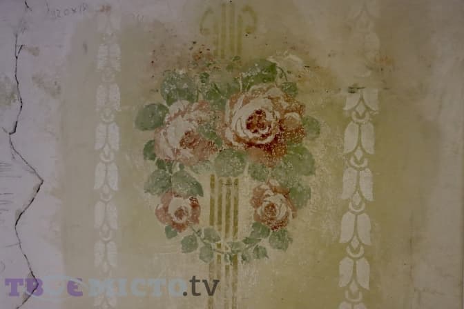 Загадка трояндового будинку. Як львів’янка самотужки реставрує будинок із розписами