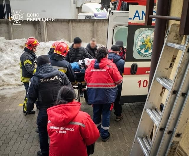У Львові чоловік упав на дашок будівлі — його передали медикам