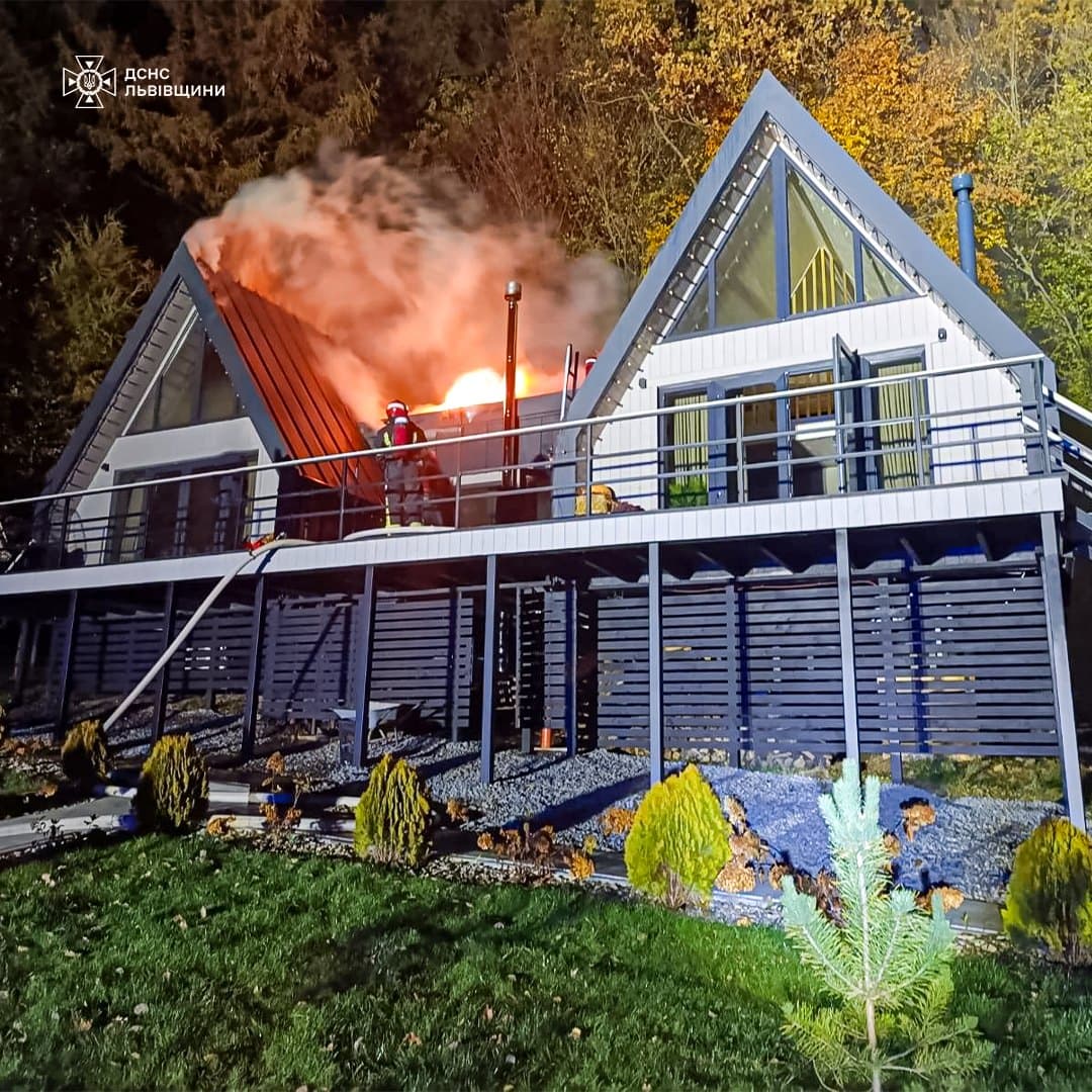 Пожежа у відпочинковому будинку в селі Рокитне / Фото: ДСНС