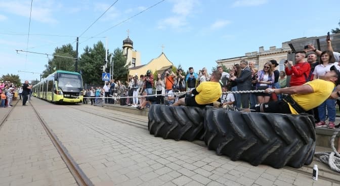 У Львові встановили рекорд із перетягування трамваїв. Відео