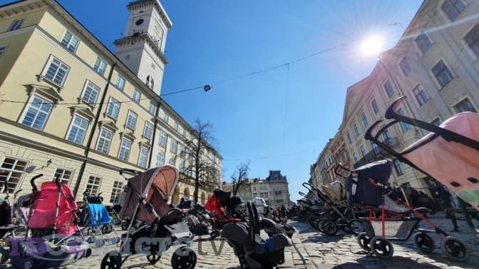 На площі Ринок у Львові виставили 109 візочків, щоб нагадати світу про вбитих Росією дітей. Фото