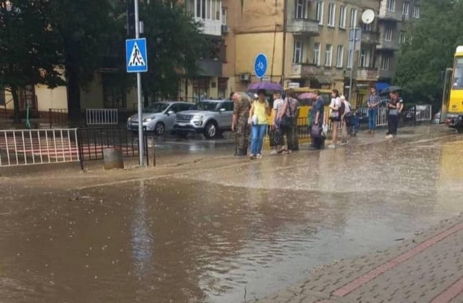 Львів накрила сильна злива. Фото, відео