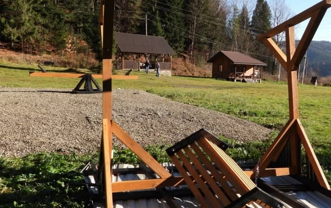 У національному парку на Львівщині невідомі вандали пошкодили відпочинкову зону