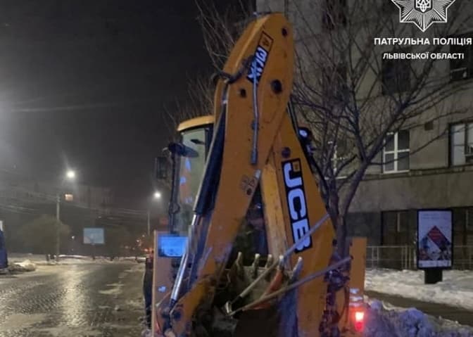 У Львові нетверезий водій тракторця в’їхав у авто й намагався втекти